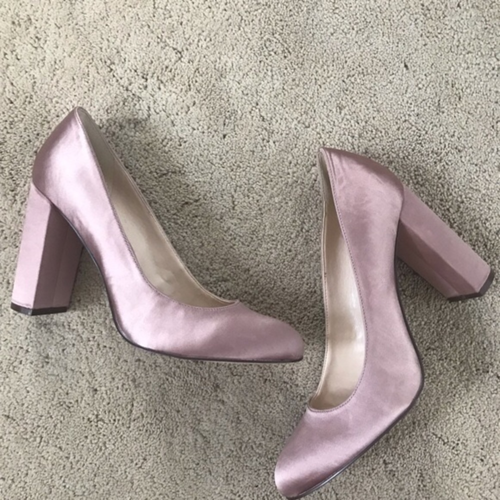 🎉HP🎉 Nine West pink silk satin heel